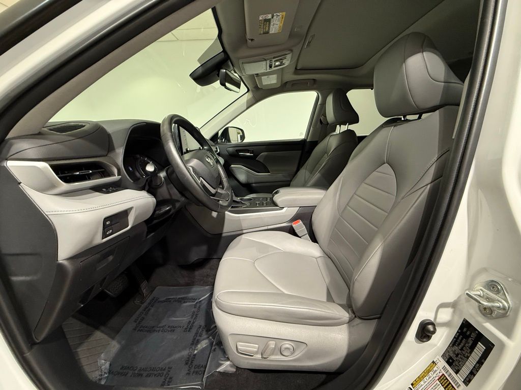 Thumbnail: 2022 Toyota Highlander - 13