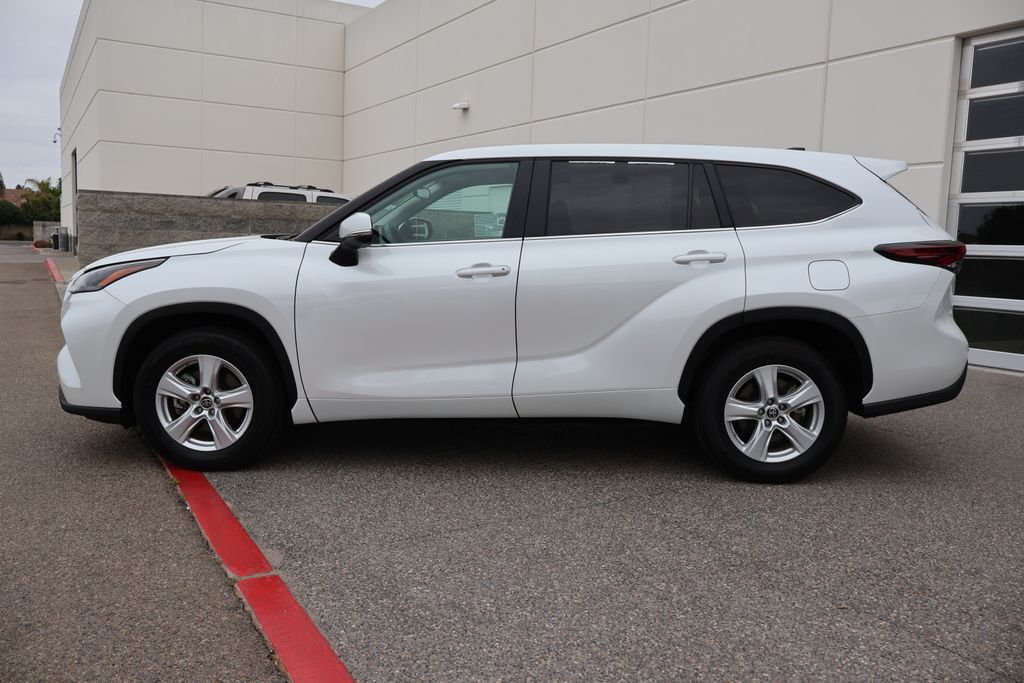 2024 Toyota Highlander LE 8