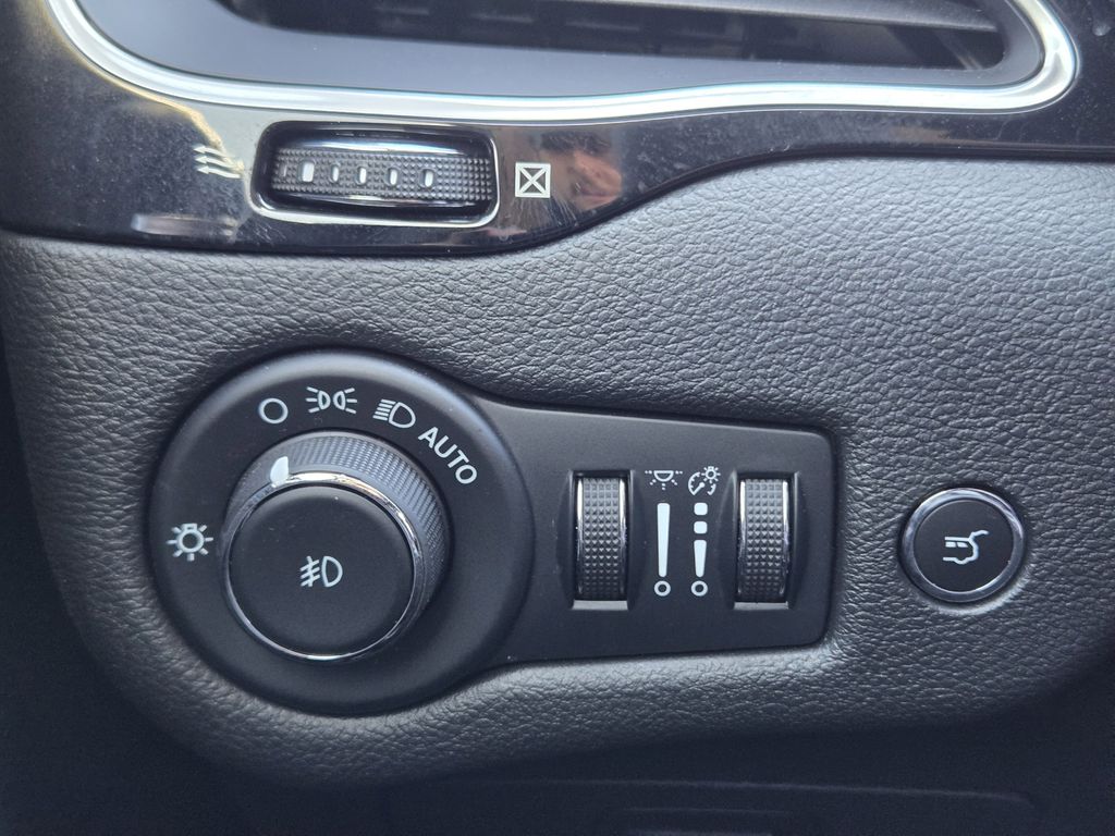 used 2023 Jeep Cherokee car, priced at $21,392