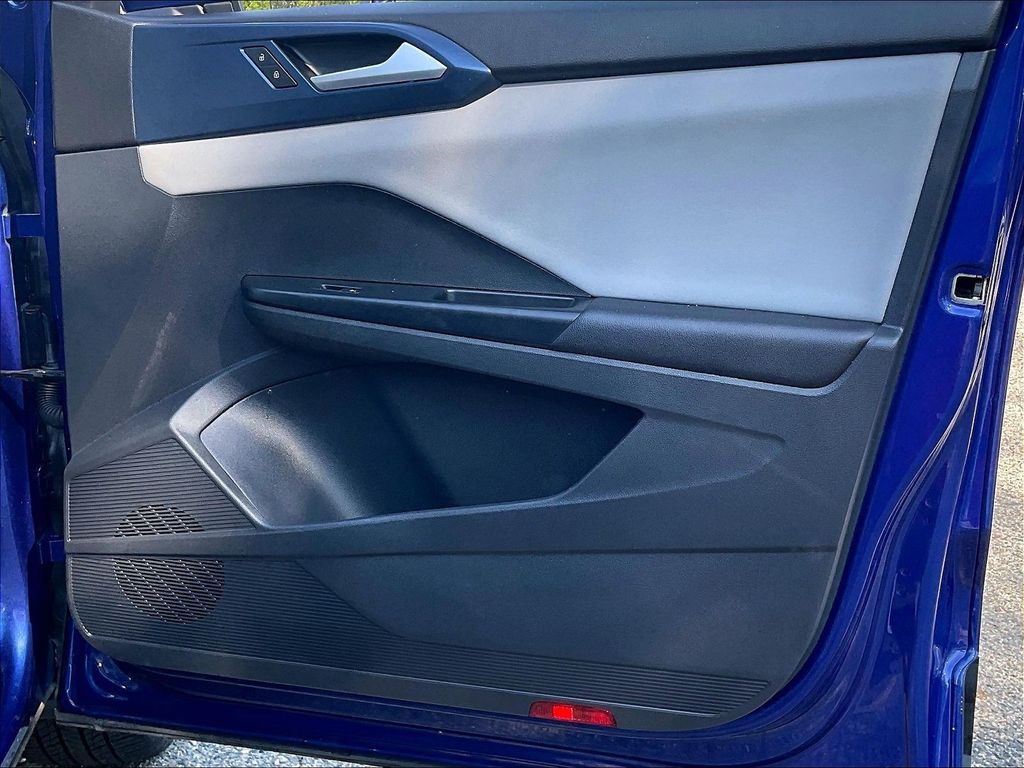 2023 Volkswagen Taos — photo 12