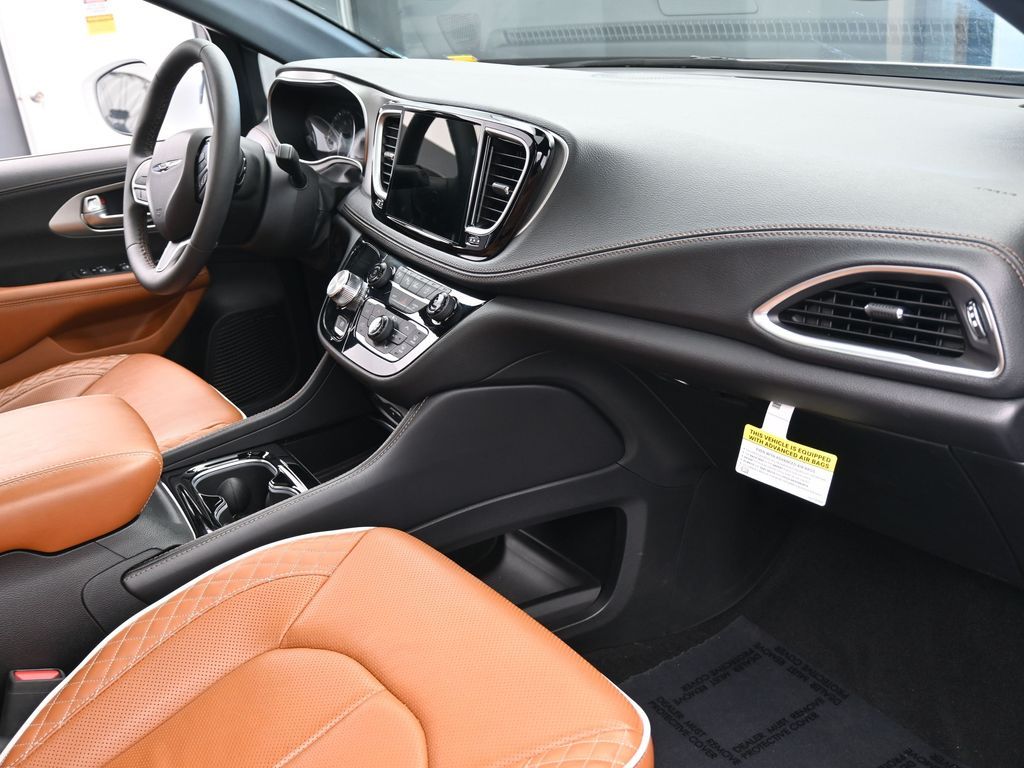 Used 2024 Bright White Clearcoat Chrysler Pinnacle image 60