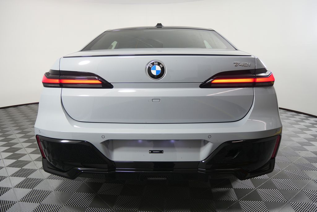 Thumbnail: 2025 BMW 7 Series - 4