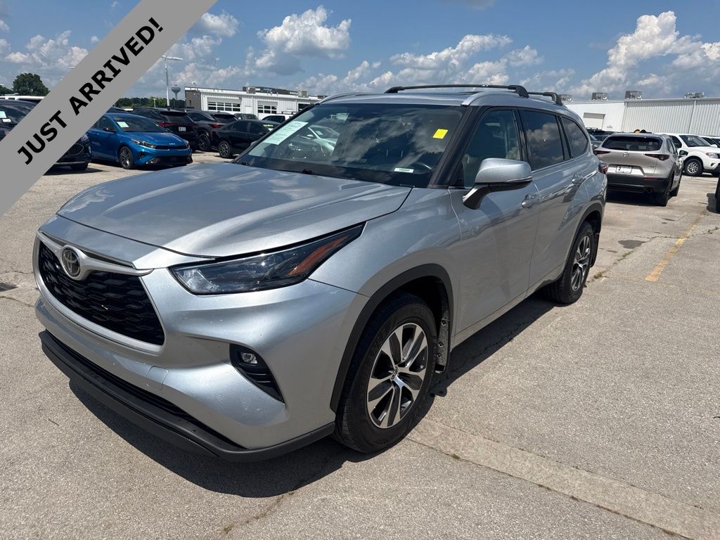 Celestial Silver Metallic 2022 Toyota Highlander SUV / Crossover All-Wheel Drive 8-Speed Automatic