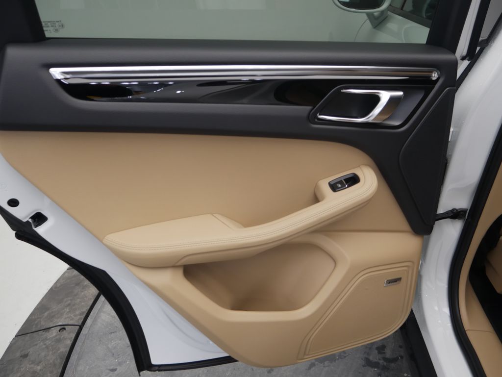 Thumbnail: 2026 Porsche Macan - 18