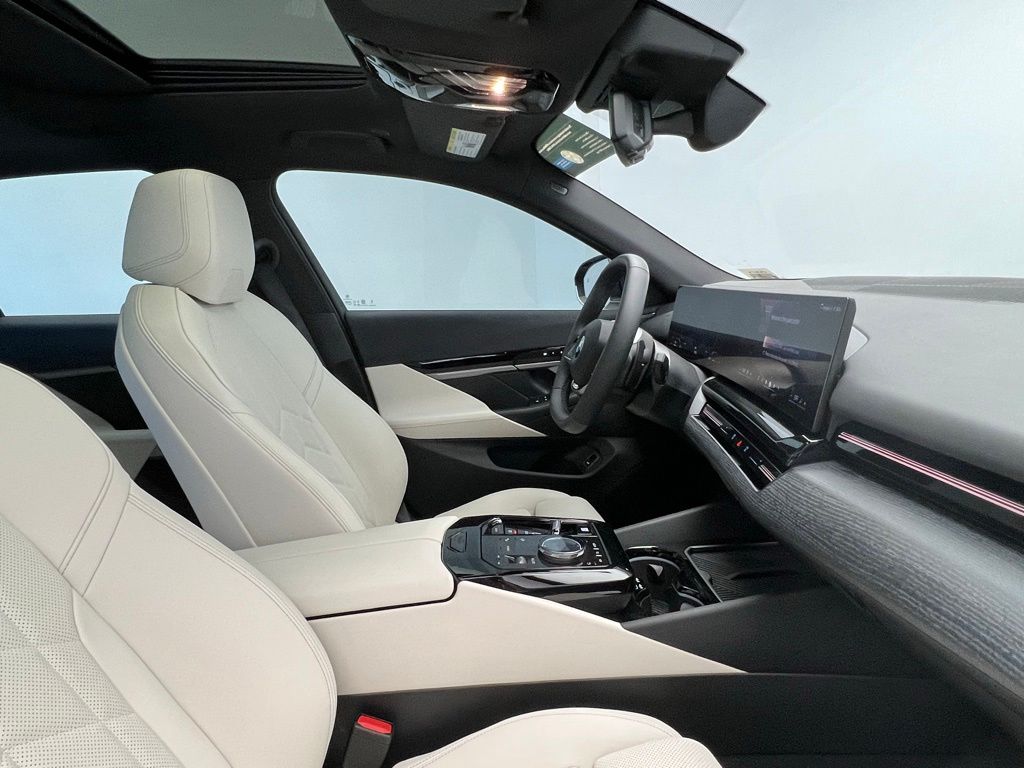 Thumbnail: 2025 BMW 5 Series - 6