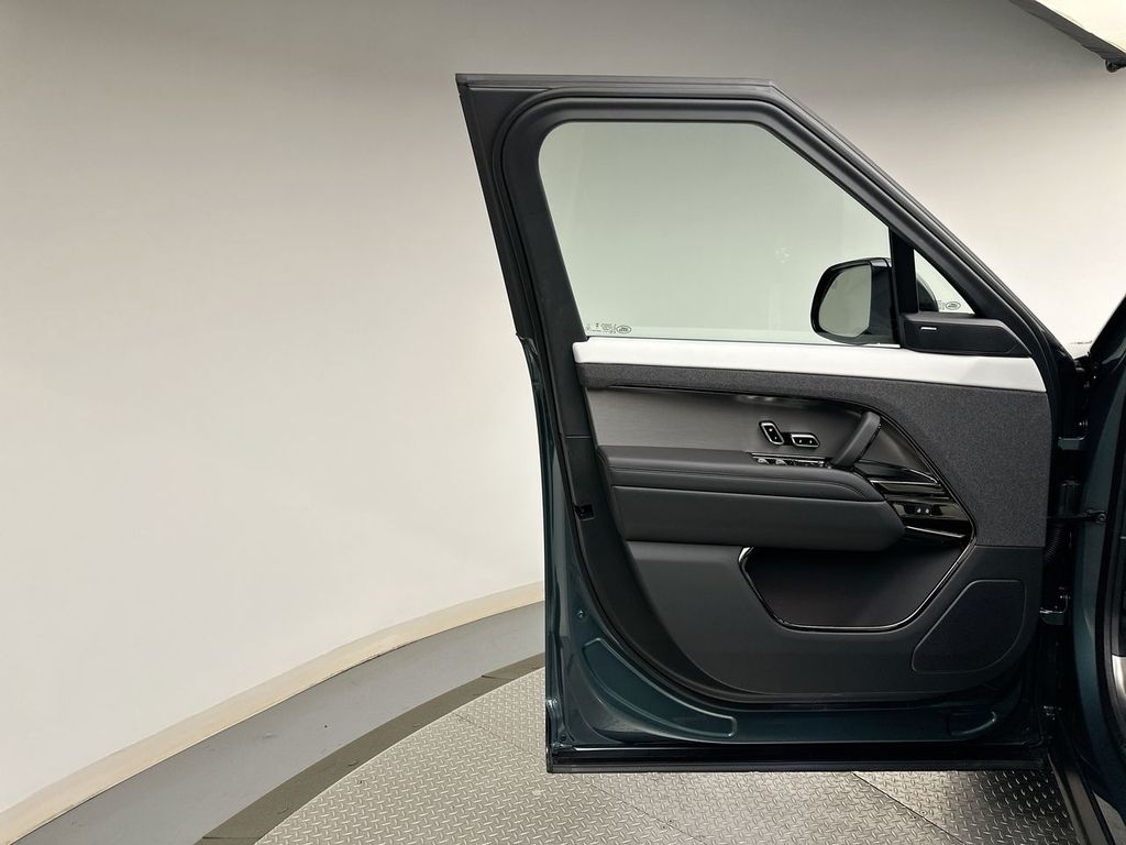 Thumbnail: 2026 Land Rover Range Rover Sport - 9