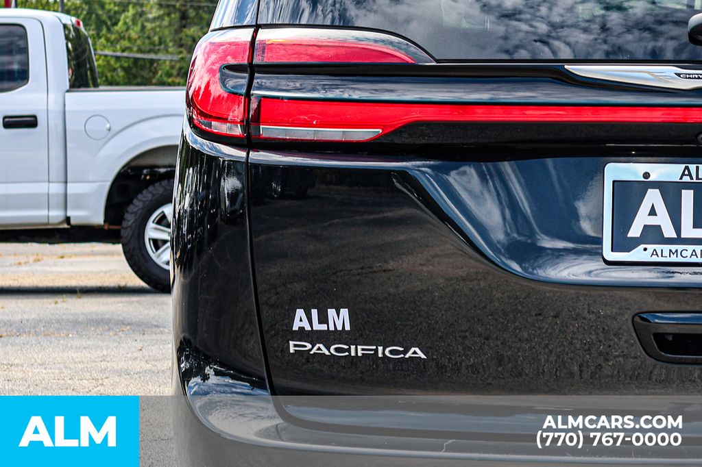 2023 Chrysler Pacifica Touring L photo 12