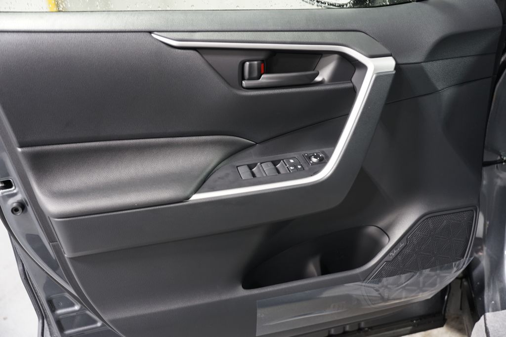 2025 Toyota RAV4 LE 28