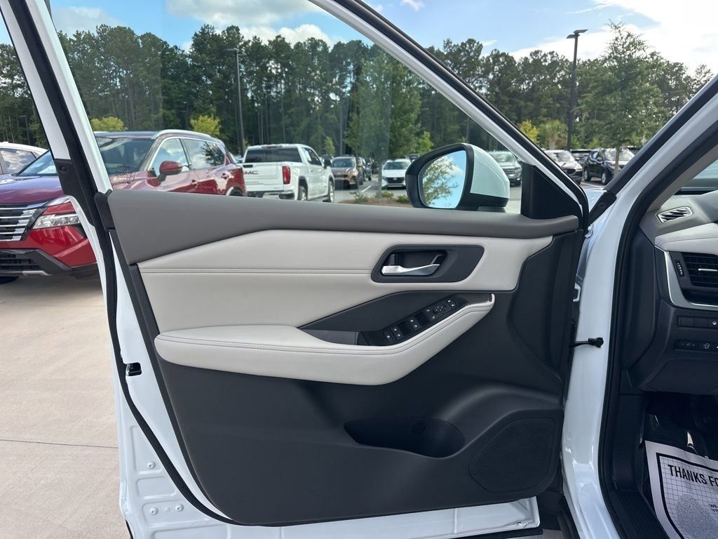2025 Everest White Pearl Nissan Rogue SV FWD SUV
