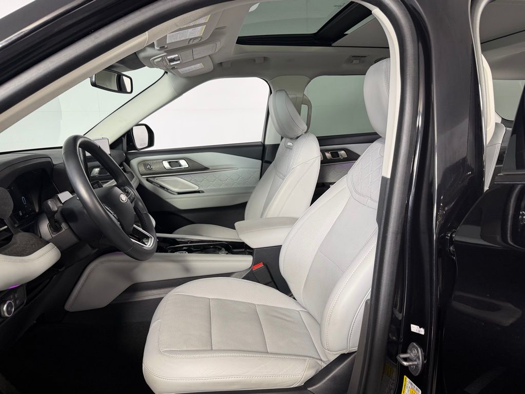Used 2025 Black Metallic Ford Platinum image 20