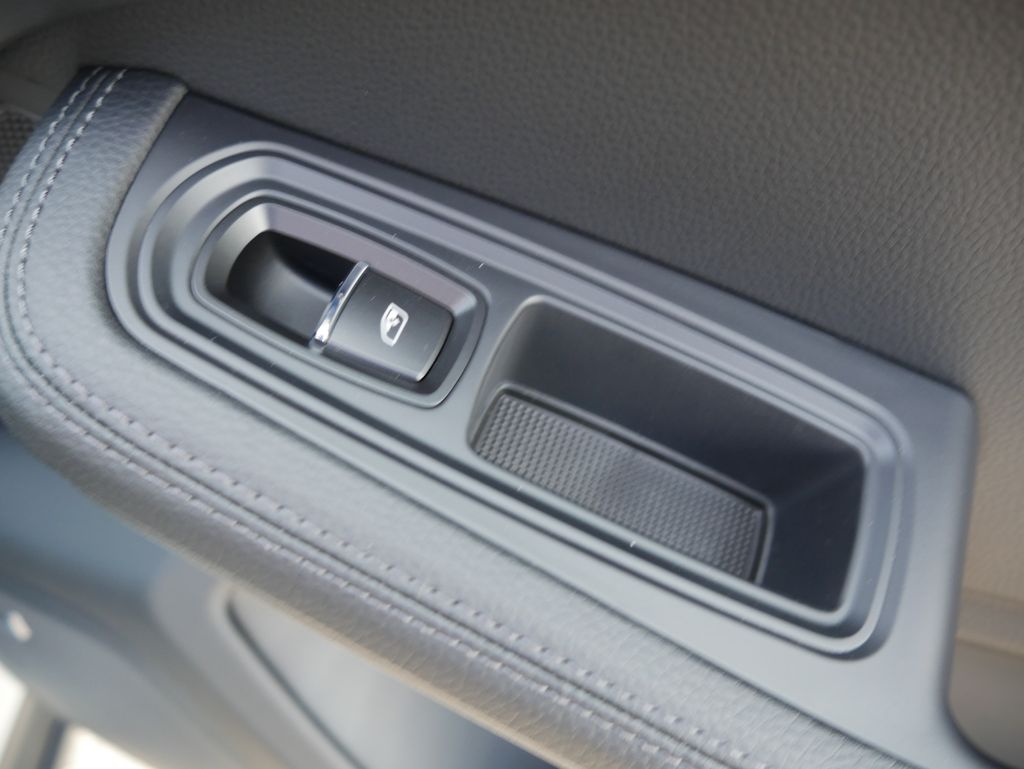 Thumbnail: 2026 Porsche Macan - 29