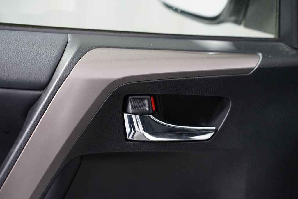 Thumbnail: 2018 Toyota RAV4 - 31