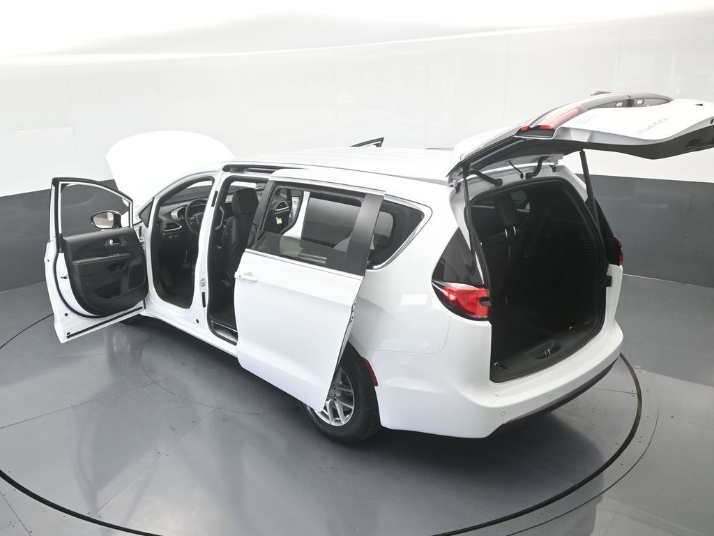 New 2026 Bright White Clearcoat Chrysler Select image 59