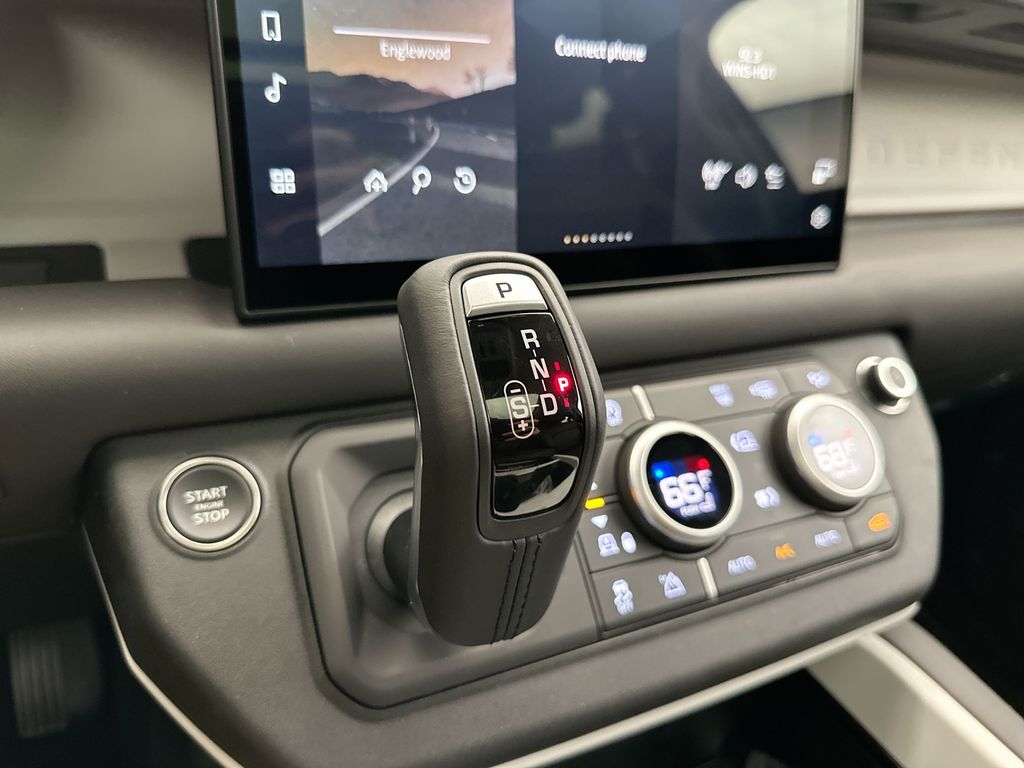 2025 Land Rover Defender 110 11