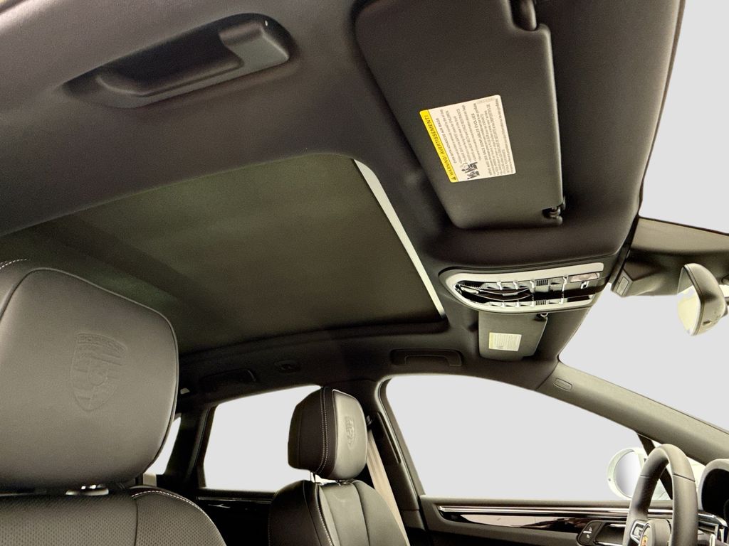 Thumbnail: 2026 Porsche Macan - 21