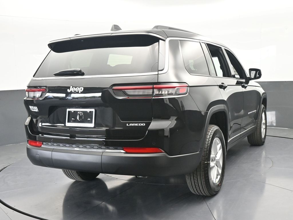 New 2026 Diamond Black Crystal Pearlcoat Jeep Laredo image 5