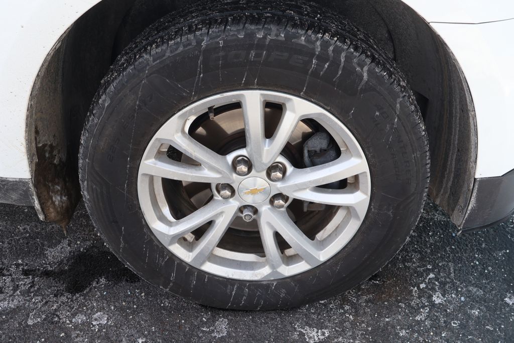 Thumbnail: 2017 Chevrolet Equinox - 4