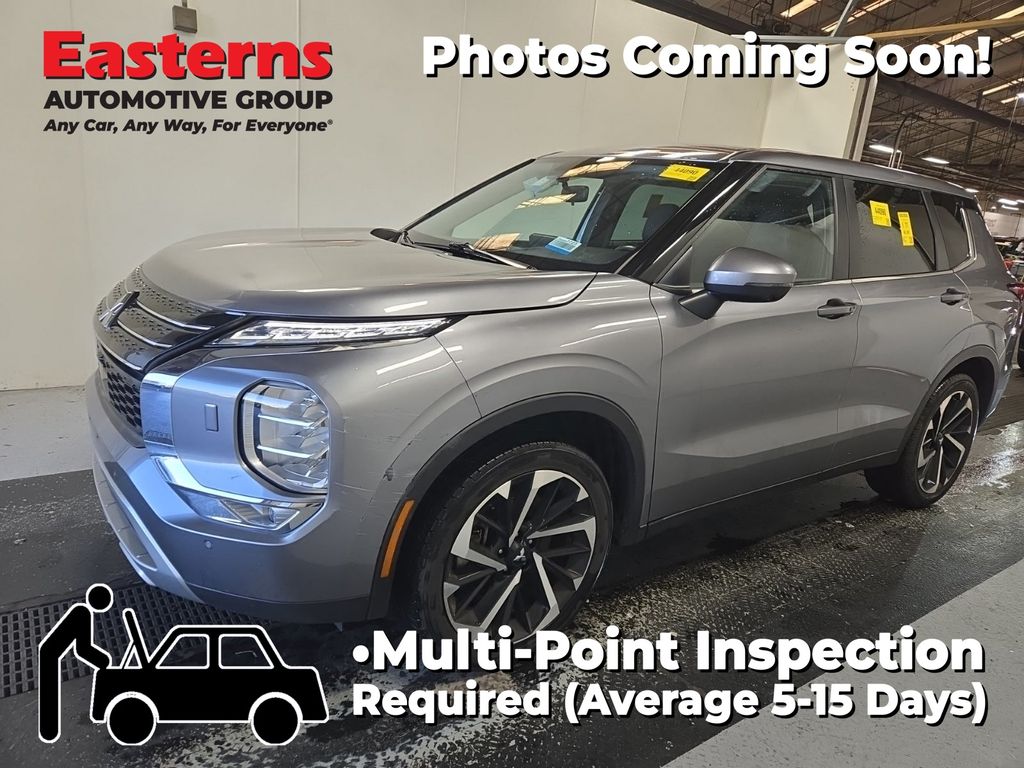 2023 Mitsubishi Outlander SE's photo