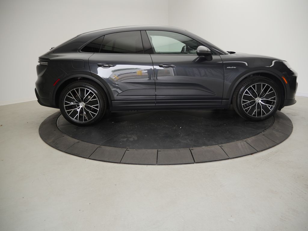 Thumbnail: 2026 Porsche Macan - 8