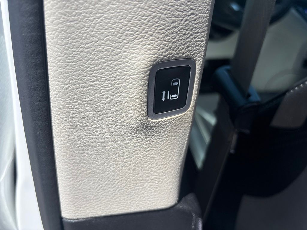 Used 2023 Chrysler Pacifica Van