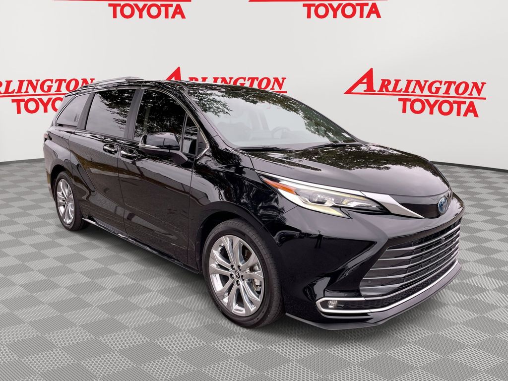 2023 Toyota Sienna Platinum's photo