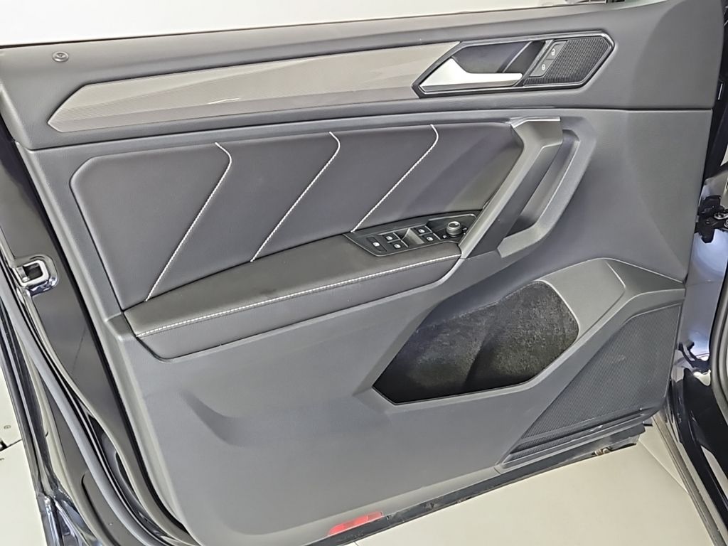 Thumbnail: 2023 Volkswagen Tiguan - 11