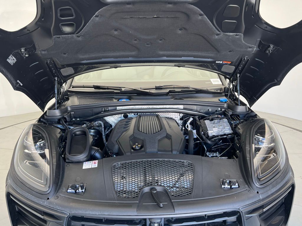 2025 Porsche Macan  26