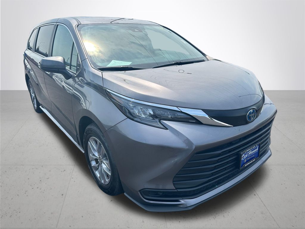 2024 Toyota Sienna LE