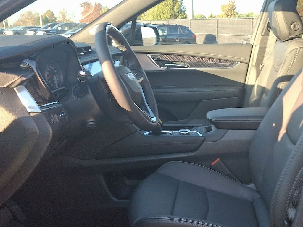 Thumbnail: 2025 Cadillac XT6 - 8