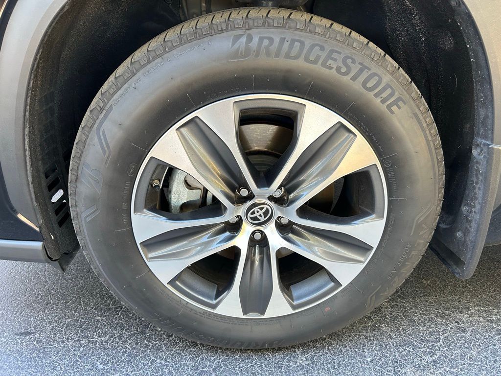 Thumbnail: 2024 Toyota Highlander - 9