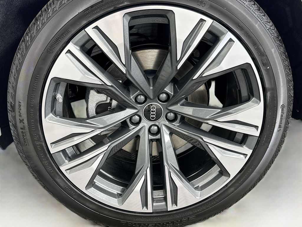 Thumbnail: 2026 Audi Q8 - 30