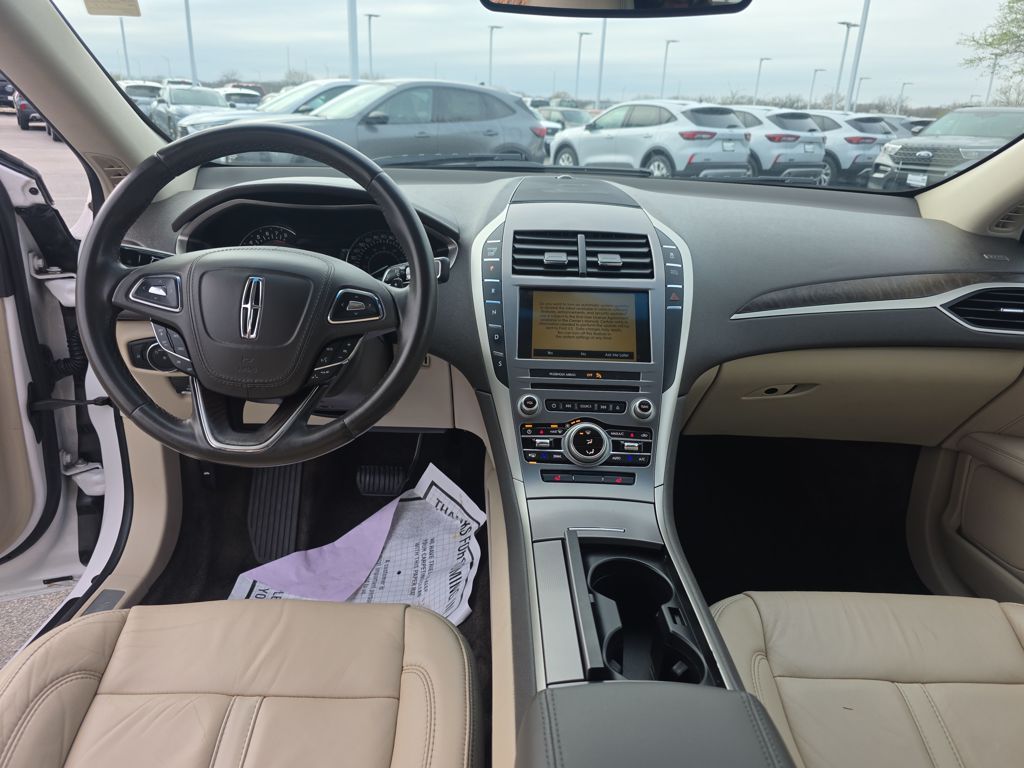 Used 2018 White Lincoln Select image 21
