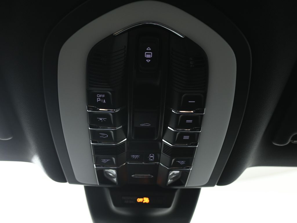 Thumbnail: 2025 Porsche Macan - 21