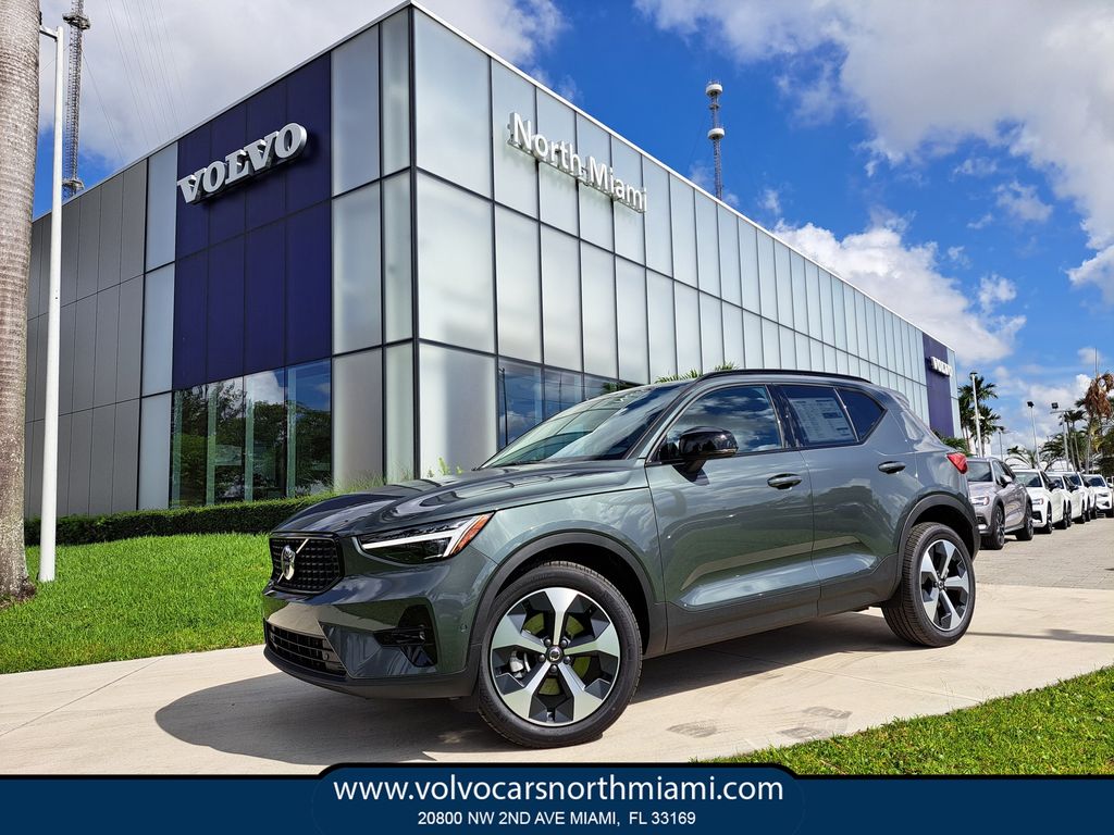 2026 Volvo XC40 B4 Plus