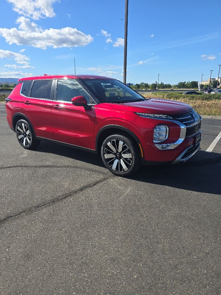 2026 Mitsubishi Outlander SE FWD's photo