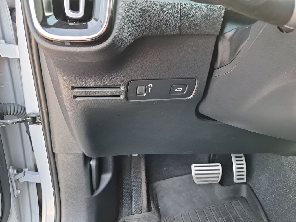 Used Car 2022 Volvo Xc40  R-design For Sale Under $25,000 In Austin, Texas