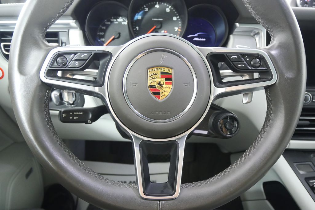 Thumbnail: 2021 Porsche Macan - 21