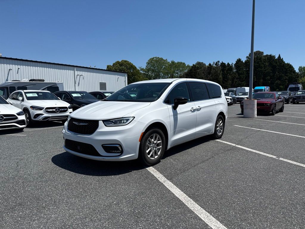 2025 Chrysler Pacifica Select's photo