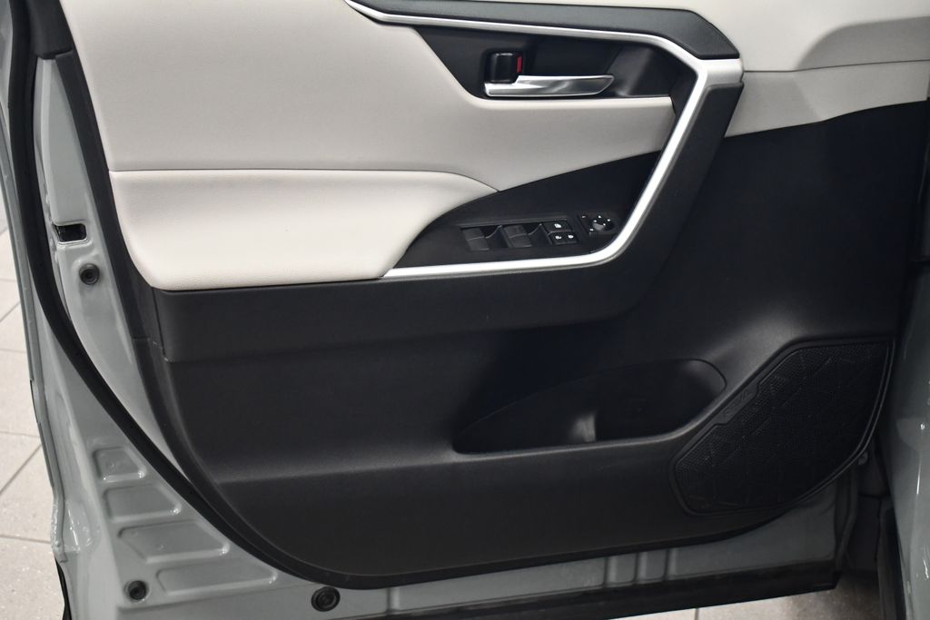 Thumbnail: 2021 Toyota RAV4 - 16