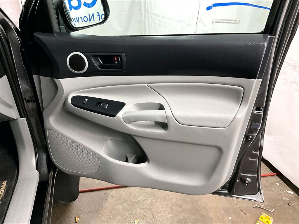 2013 Toyota Tacoma — photo 12
