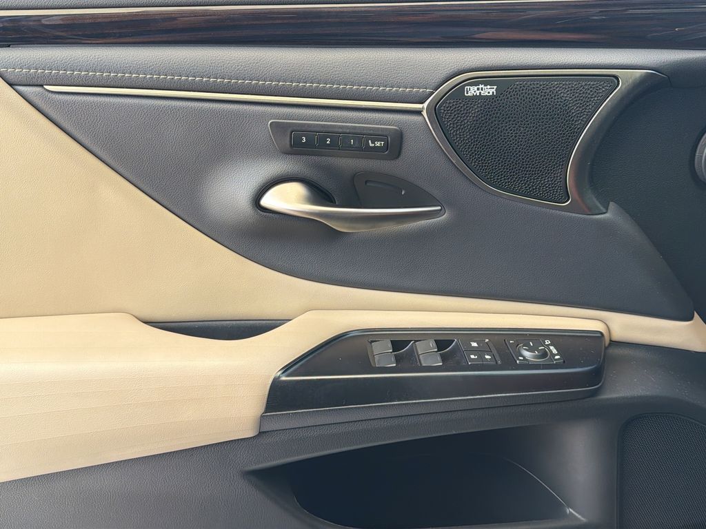 Thumbnail: 2020 Lexus ES - 29