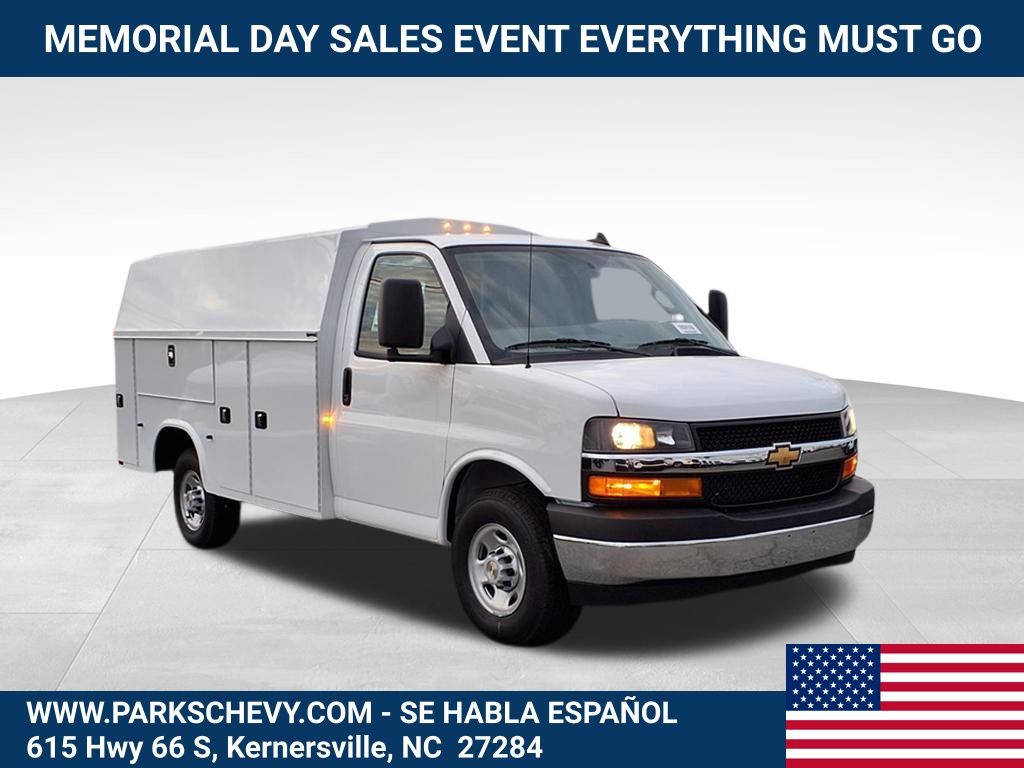 Summit White 2025 Chevrolet Express Chassis 3500 Cutaway 139 Van Rear-Wheel Drive 8-Speed Automatic