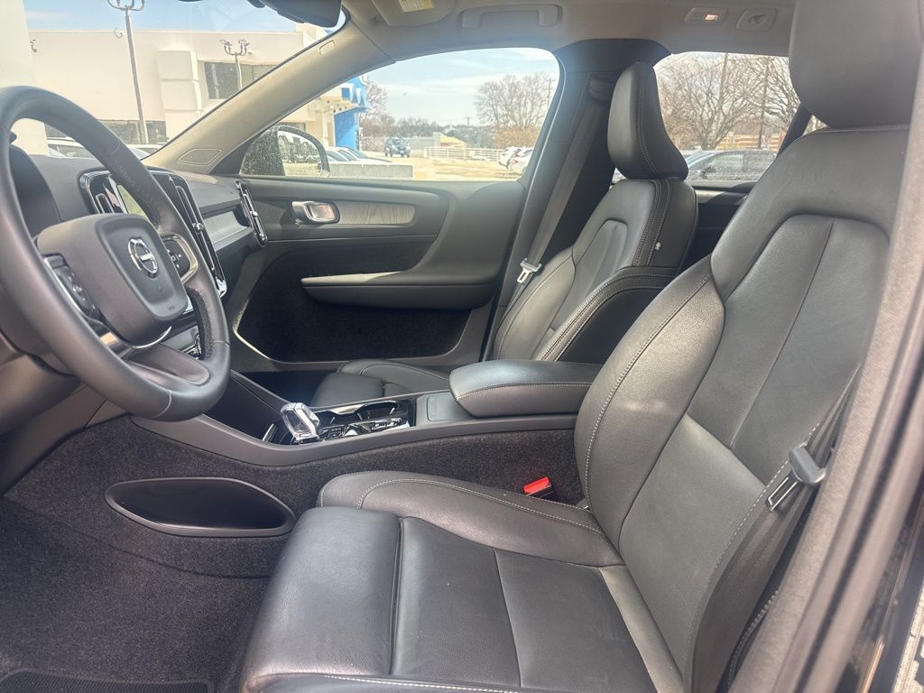 2025 Volvo XC40 B5 Plus Dark Theme AWD