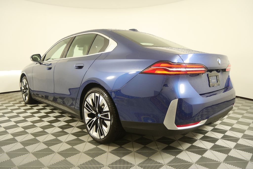 Thumbnail: 2025 BMW 5 Series - 5