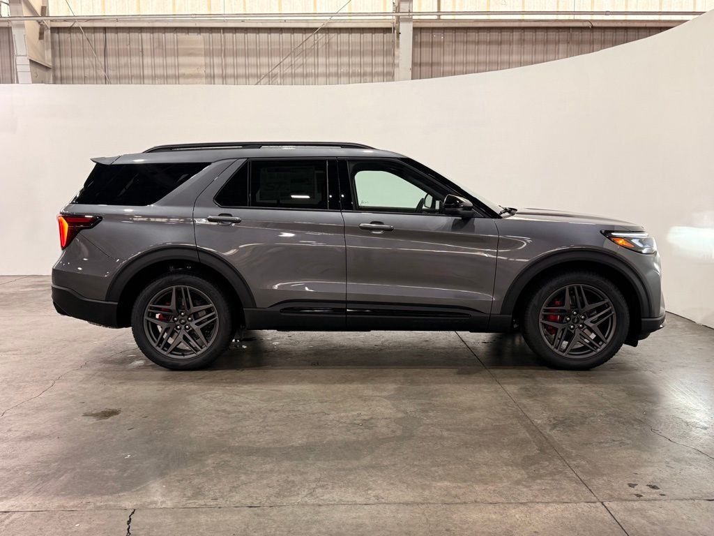 2025 Ford Explorer ST photo 4