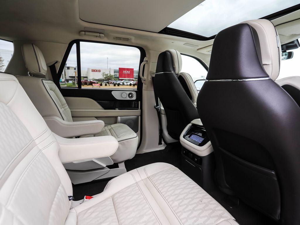 Thumbnail: 2022 Lincoln Navigator - 26