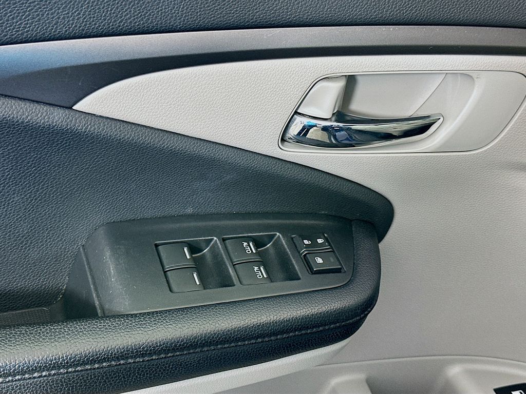 Thumbnail: 2017 Honda Pilot - 17