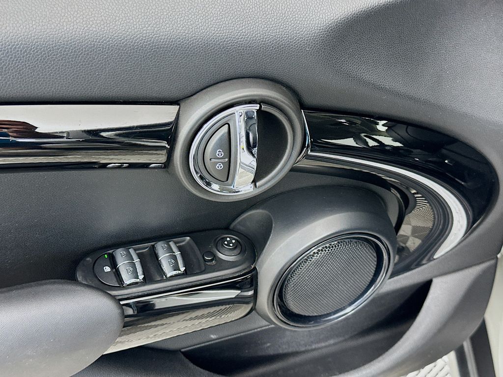 Thumbnail: 2018 MINI Cooper - 17