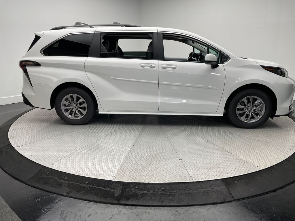 Thumbnail: 2025 Toyota Sienna - 4