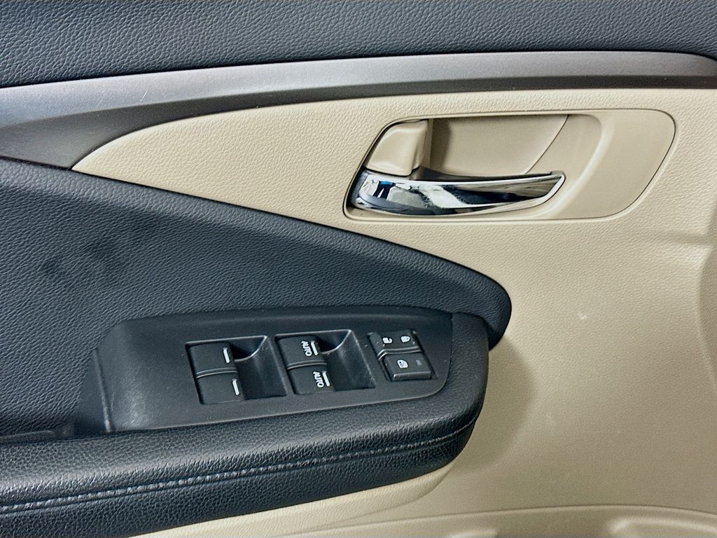 Thumbnail: 2017 Honda Pilot - 17